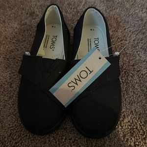 Brand new toddler size 9 Toms.